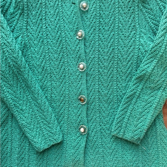 💚✨ Cozy & Chic! ✨With one pearl missing - Picture 3 of 9